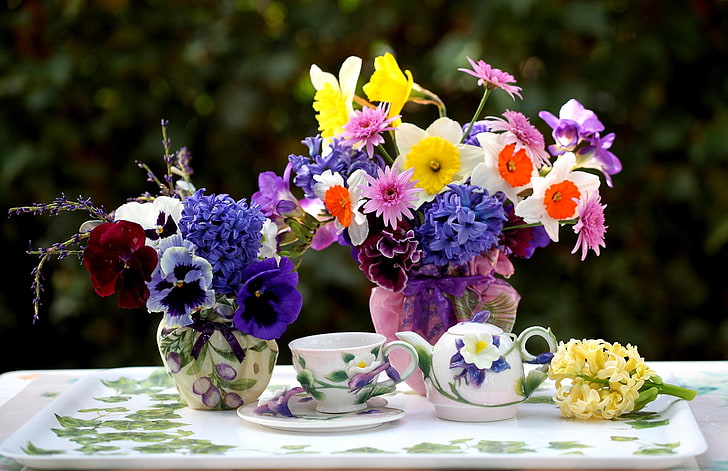 jonquilles, jacinthes, pensées, fleurs, vases, service à thé, plateau, Fond d'écran HD