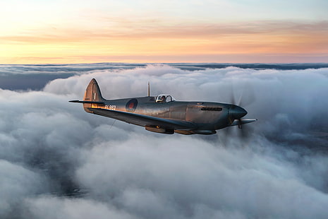 Le ciel, Nuages, Chasseur, Spitfire, RAF, La Seconde Guerre mondiale, Supermarine Seafire, Spitfire PR.Mk XI, Fond d'écran HD HD wallpaper