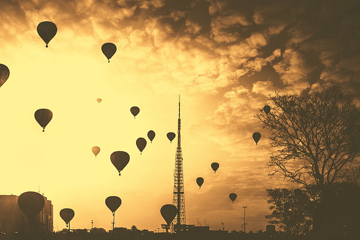foto de silueta de globos de aire durante el atardecer, globos de aire caliente, nubes, naturaleza, ciudad, árboles, silueta, contraste, industrial, paisaje urbano, cielo, sepia, Fondo de pantalla HD