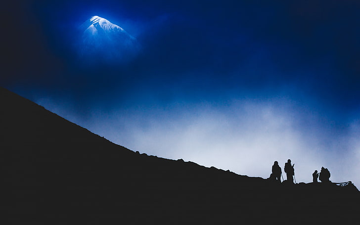 silhouette di quattro persone su carta da parati collina, natura, paesaggio, montagne, cima innevata, uomini, silhouette, nuvole, nebbia, buio, Nepal, Himalaya, Theodor Lundqvist, roccia, arrampicata su roccia, Sfondo HD
