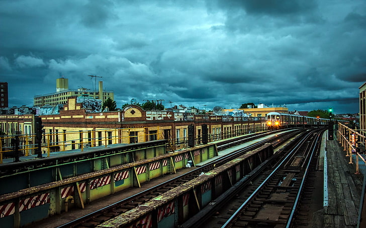 синя и кафява бетонна сграда, град, влак, железопътна линия, Ню Йорк, HD тапет