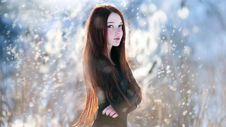 женский черный топ с длинными рукавами, женский, рыжий, веснушки, глубина резкости, ветер, голубые глаза, длинные волосы, смотрит на зрителя, лицо, снежинки, HD обои