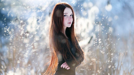 женский черный топ с длинными рукавами, женский, рыжий, веснушки, глубина резкости, ветер, голубые глаза, длинные волосы, смотрит на зрителя, лицо, снежинки, HD обои HD wallpaper