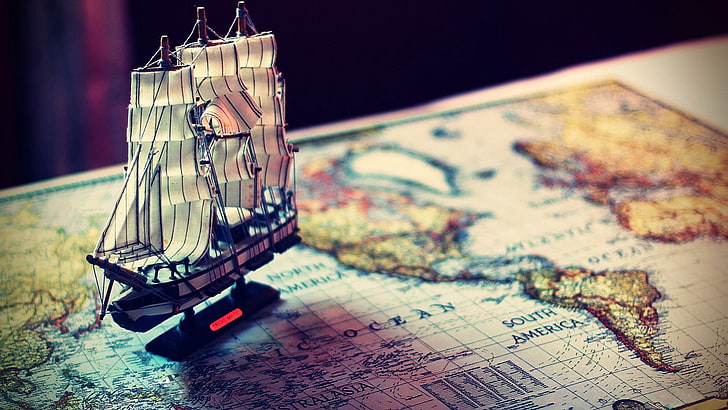 miniatur kapal coklat dan putih, miniatur kapal layar di peta, kapal, dunia, peta, miniatur, makro, kapal model, peta lama, peta dunia, benua, kedalaman bidang, kapal layar, Wallpaper HD