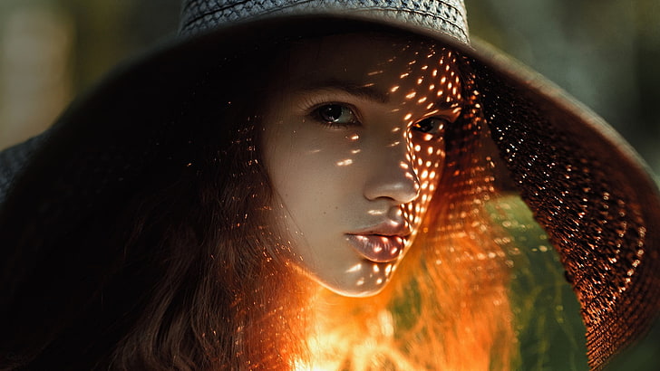 женщина в сером плетеном шлеме солнца, женщины, модель, Георгий Чернядьев, длинные волосы, смотрит на зрителя, лицо, портрет, блондинка, рыжий, глаза, шляпа, солнечный свет, HD обои