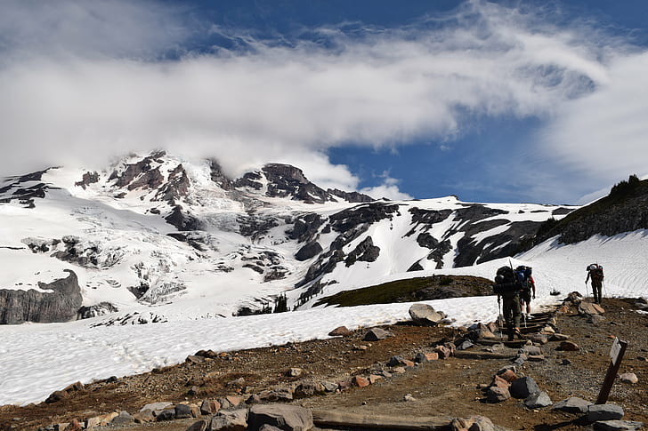 трима човека, изкачващи се със заснежена планина, mt дъждовна, mt дъждовна, Mt Rainier, човек, сняг, покрита, планина, природа, на открито, планински връх, пейзаж, туризъм, живописни пейзажи, HD тапет