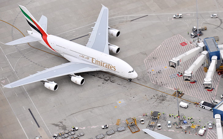 طائرة طيران الإمارات البيضاء، الطائرة، الناس، المطار، المنظر من الأعلى، A380، مسافر، إيرباص، طائرة، طيران الإمارات، على الأرض، خلفية HD