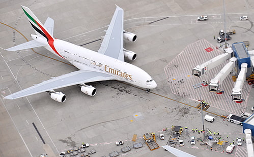 เครื่องบินสายการบินเอมิเรตส์สีขาว, เครื่องบิน, ผู้คน, สนามบิน, มุมมองจากด้านบน, A380, ผู้โดยสาร, แอร์บัส, สายการบิน, สายการบินเอมิเรตส์, บนโลก, วอลล์เปเปอร์ HD HD wallpaper