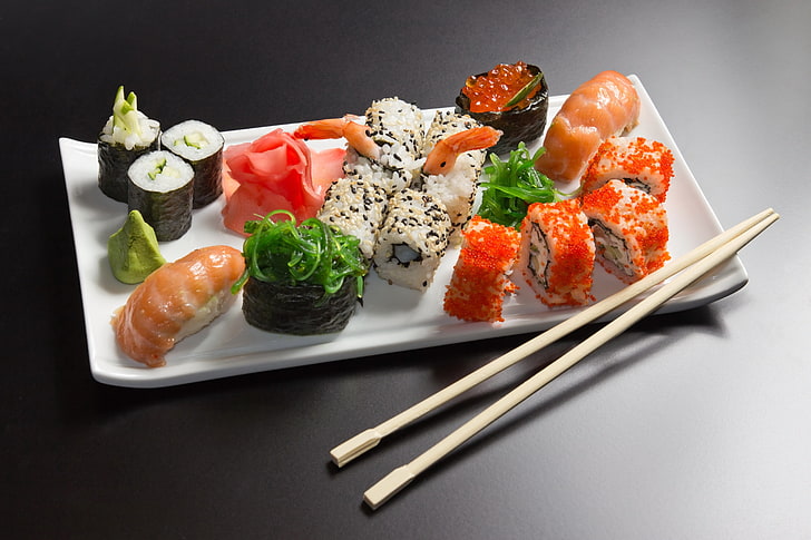 plat à sushi, petits pains, sushi, fruits de mer, savoureuse cuisine japonaise, Fond d'écran HD