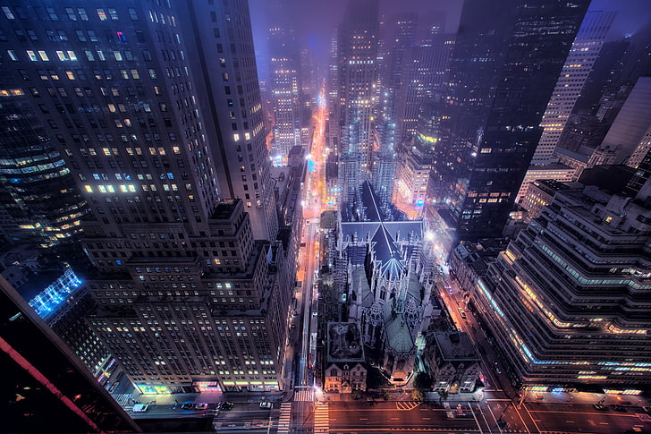 المباني الخرسانية الرمادية خلفية رقمية ، طريق ، ليل ، المدينة ، أضواء ، شارع ، نوافذ ، مبنى ، نيويورك، خلفية HD