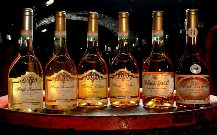 sechs beschriftete Glasflaschen auf braunem Tisch, Tokajer Aszu, Wein, Ungarisch, Alkohol, HD-Hintergrundbild