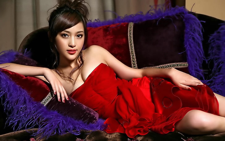 wanita, Asia, gaun merah, berambut cokelat, berbaring miring, lipstik merah, kuku dicat, menatap penonton, Wallpaper HD