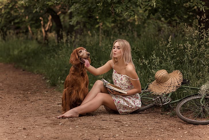 ฤดูร้อน หญ้า สาว ต้นไม้ ธรรมชาติ จักรยาน สัตว์ หมา หมวก เท้าเปล่า แต่งตัว สีบลอนด์ ติดตาม หนังสือ สายรัด ไหล่ Victoria Dubrovskaya, วอลล์เปเปอร์ HD