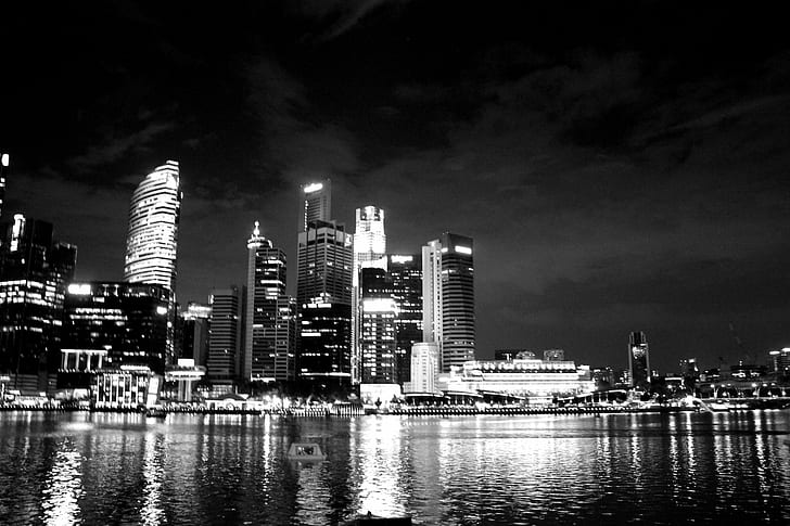 gratte-ciel éclairés assortis pendant la nuit, ville de Singapour, ville de Singapour, ville de Singapour, City Line, gratte-ciel, nuit, Asie, Architecture, lumières de la ville, photographie de nuit, lumières de la rue, mer, bateau, bateau, paysage urbain, Horizon urbain, gratte-ciel, nuit,Quartier du centre-ville, scène urbaine, endroit célèbre, extérieur du bâtiment, noir et blanc, rivière, ville, réflexion, Fond d'écran HD