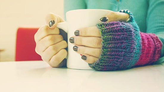 руки-ногти-палец-кружка-маникюр-свитер вязаный, стол-кофе, HD обои HD wallpaper