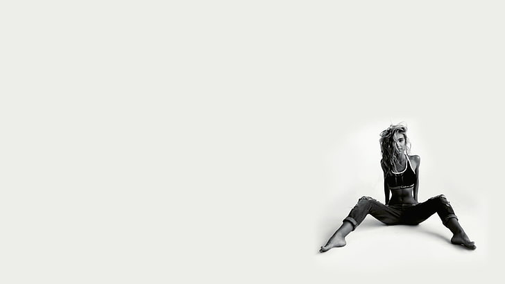 Fotografía en escala de grises de mujer sentada mientras abre las piernas, Alexis Ren, modelo, Calvin Klein, monocromo, fondo simple, descalzo, Fondo de pantalla HD