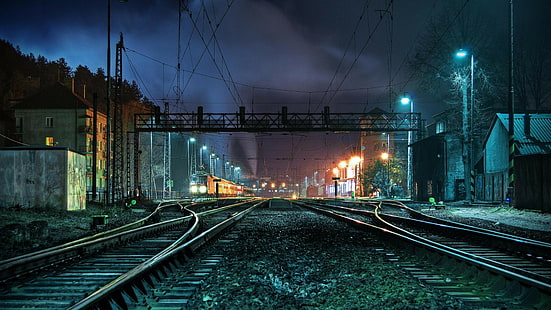 القطار ، ساحة السكك الحديدية ، الليل ، المدينة ، التبديل ، محطة القطار ، سلوفاكيا، خلفية HD HD wallpaper