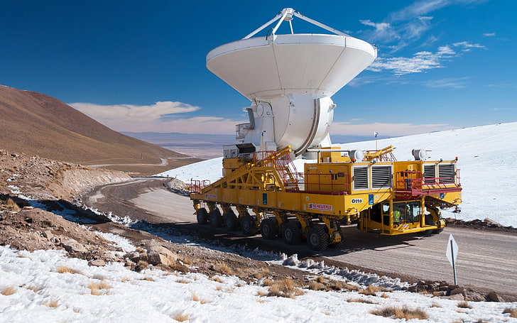 желтая и белая спутниковая станция, транспортное средство, природа, холмы, облака, телескоп, обсерватория, обсерватория ALMA, Чили, дорога, зима, снег, колеса, скала, HD обои