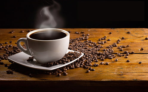 فنجان قهوة مع حبوب وصحن ، صحن ، فنجان ، قهوة ، نابتوك ، دخان ، طاولة ، حبوب، خلفية HD HD wallpaper