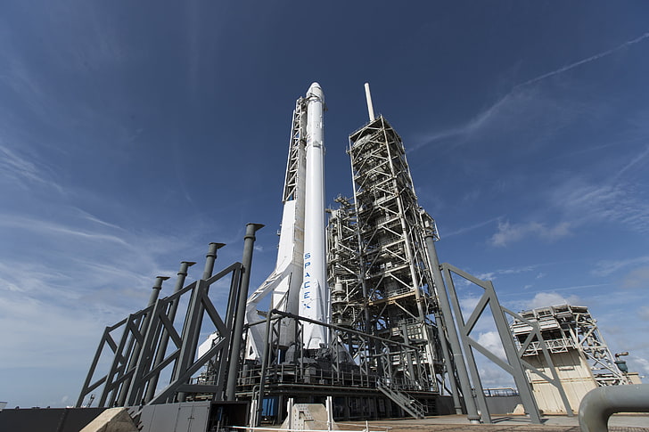 weißes und braunes Betongebäude, SpaceX, Rakete, Wolken, HD-Hintergrundbild