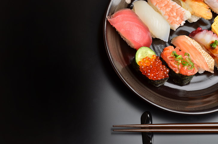 tallrik med sushi, mat, fisk, svart bakgrund, kaviar, sushi, skaldjur, skär, filé, HD tapet