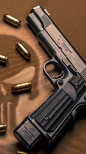 Niestandardowy pistolet i naboje Nighthawk, czarny półautomatyczny pistolet i cztery kule w kolorze mosiądzu, Wojna i armia, Pistolet, wojna, broń, armia, Tapety HD HD wallpaper