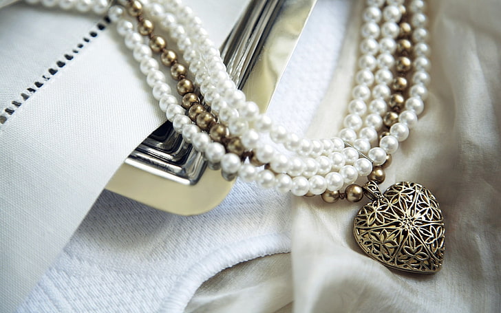 kalung mutiara putih dengan liontin hati berwarna perak, kalung, manik-manik, hati, liontin, Wallpaper HD