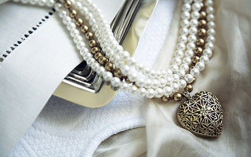 kalung mutiara putih dengan liontin hati berwarna perak, kalung, manik-manik, hati, liontin, Wallpaper HD HD wallpaper
