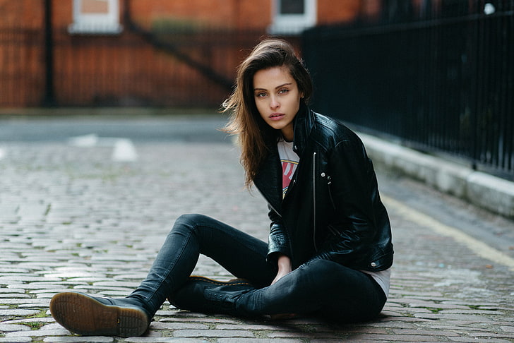 women, brunette, brown eyes, open mouth, leather jackets, skinny jeans, sitting, Gábor Lénárt, HD wallpaper