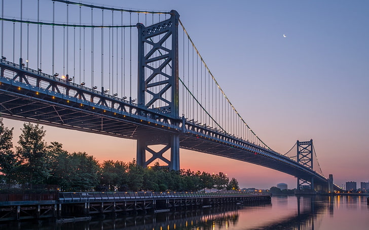 灰色のコンクリート吊り橋、フィラデルフィア、アメリカ、橋、ベンジャミンフランクリン橋、建築、都市、都市景観、反射、 HDデスクトップの壁紙
