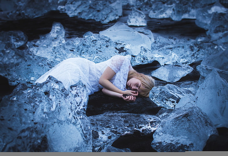 gaun putih lengan pendek wanita, dingin, gadis, tidur, es, Amy Haslehurst, tidur, Wallpaper HD
