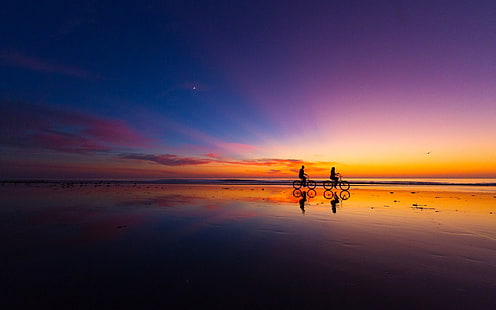 Pasangan Pantai Sepeda, dua sepeda hitam, Cinta,, pantai, matahari terbenam, sepasang, sepeda, Wallpaper HD HD wallpaper