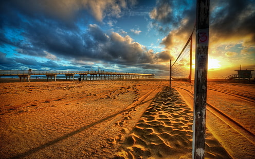 poste de madeira marrom, grade, praia, voleibol, declínio, areia, nuvens, céu, cores, HD papel de parede HD wallpaper