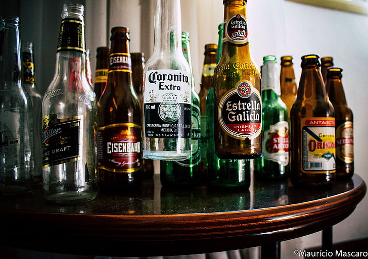 butelki na alkohol, piwo, butelka piwa, butelki po piwie, butelki, kolory, lewitacja, lewitacja, Tapety HD
