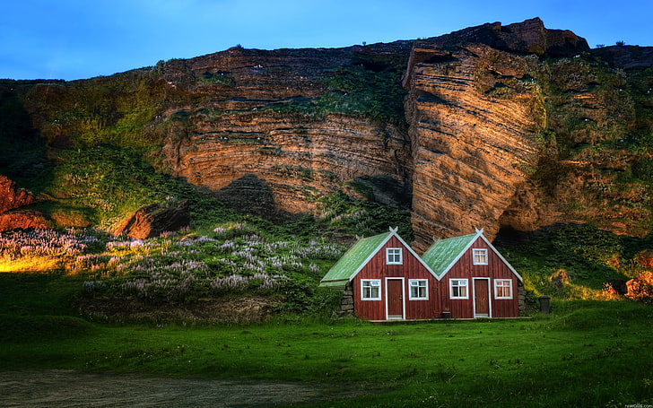 коричневый и зеленый деревянный дом и вид на горы, Исландия, гора, скалы, домики, свет, луг, HD обои