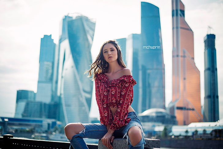 Disha Shemetova, mulheres, paisagem urbana, jeans rasgados, retrato, mulheres ao ar livre, sentado, Moscou, HD papel de parede