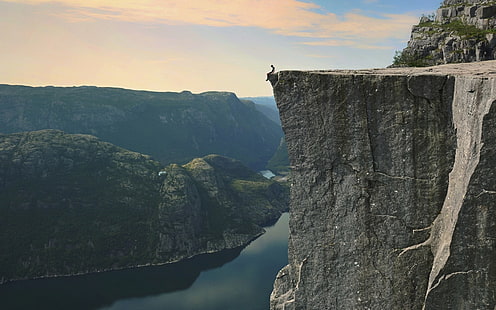 Grüner Berg, Natur, Landschaft, Preikestolen, Norwegen, Fjord, Klippe, Sitzen, Berge, Wasser, Sommer, HD-Hintergrundbild HD wallpaper
