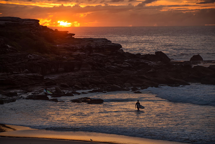 orilla del mar, playa, puesta de sol, luz solar, surfistas, Fondo de pantalla HD