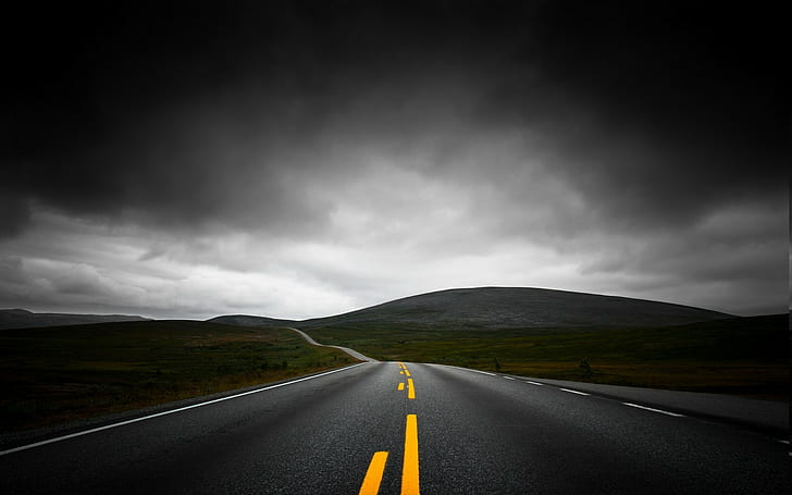 natura krajobraz autostrada ciemne chmury górskie niebo linie asfaltu żółty czarny, Tapety HD
