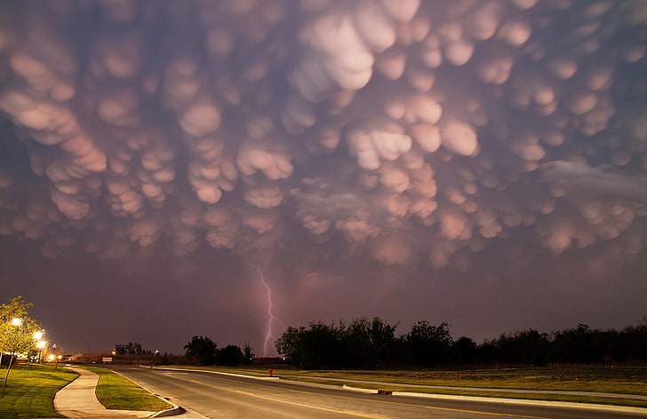grauer Blitz, Straße, Sturm, Bäume, Blitz, Haus, Abend, Cumulus, Gewitterwolken, vor dem Sturm, Mammatuswolken, HD-Hintergrundbild