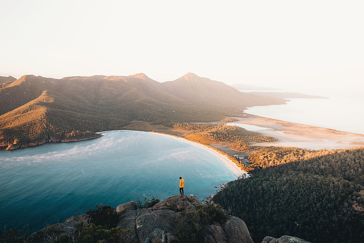 Person steht auf Hügel mit Blick auf Gewässer und Berge tagsüber, Berge, Himmel, Landschaft, Wasser, Strand, Sonnenaufgang, Sonnenuntergang, Natur, Tasmanien, Küste, HD-Hintergrundbild