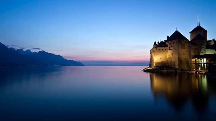 beige byggnad nära vattnet och berget, slott, sjö, Schweiz, Castel of Chillon, lugnt, lugnt vatten, klar himmel, cyan, rosa, blå, kväll, berg, HD tapet