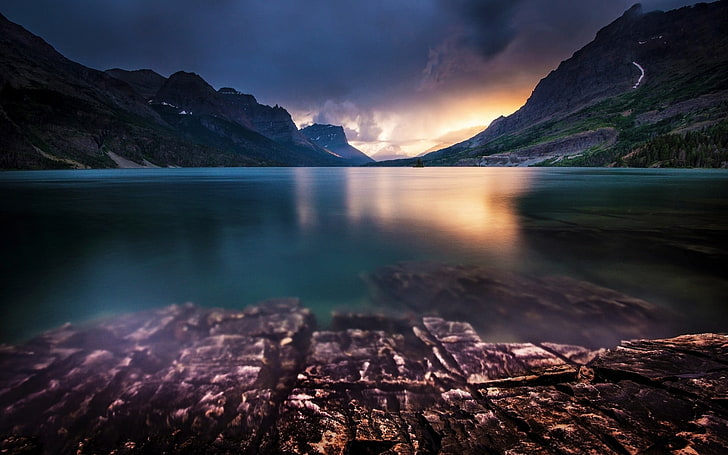 синий спокойный водоем, природа, пейзаж, туман, горы, озеро, спокойствие, закат, пасмурно, скала, вода, HD обои