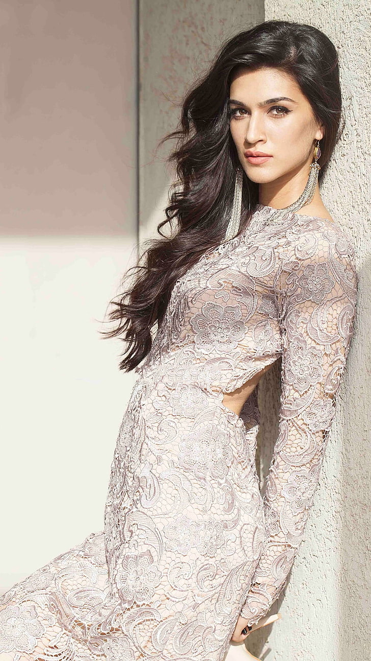 Разкошна Kriti Sanon в бяла рокля, дамска сива рокля с дълги ръкави на цветя, Женски знаменитости, Kriti Sanon, боливуд, рокля, 2015 г., HD тапет, тапет за телефон