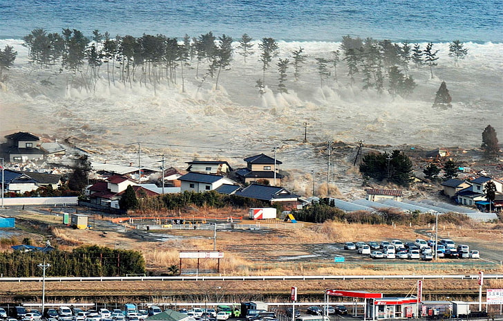 منازل بيضاء وزرقاء بالقرب من جسم مائي ، اليابان ، الزلازل ، تسونامي، خلفية HD