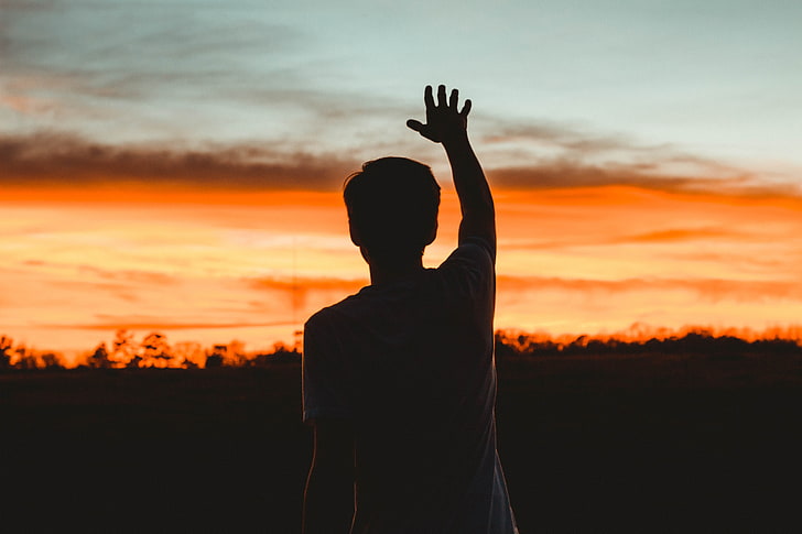 silueta de hombre levantando la mano derecha, chico, puesta de sol, cielo, Fondo de pantalla HD