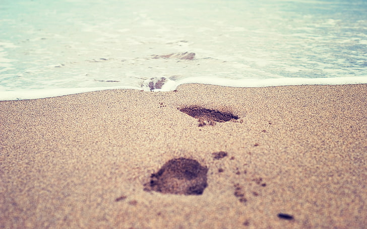 الشاطئ والرمل وآثار الأقدام، خلفية HD