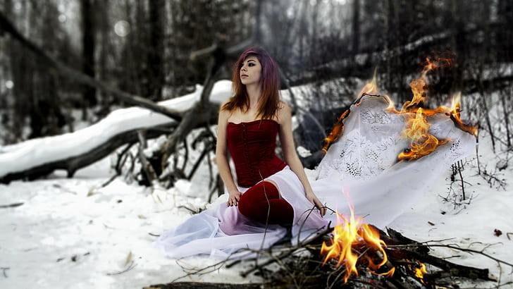 дървета, гора, голи рамене, природа, модел, дълга коса, жени на открито, воали, червена рокля, зима, сюрреалистично, изгаряне, огън, жени, седнал, сняг, дърво, брюнетка, пронизана устна, боядисана коса, HD тапет