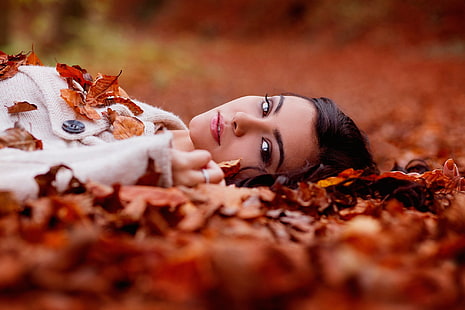 женская коричневая шуба, женщины, модель, длинные волосы, брюнетка, лежа, листья, осень, смотрит на зрителя, лицо, портрет, HD обои HD wallpaper