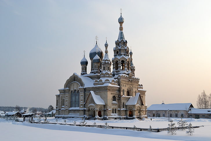 ベージュと白のコンクリートの建物、コルコバードの大聖堂、村、クコバ、ヤロスラブリ地方、教会、冬、雪、寒さ、ロシア、 HDデスクトップの壁紙